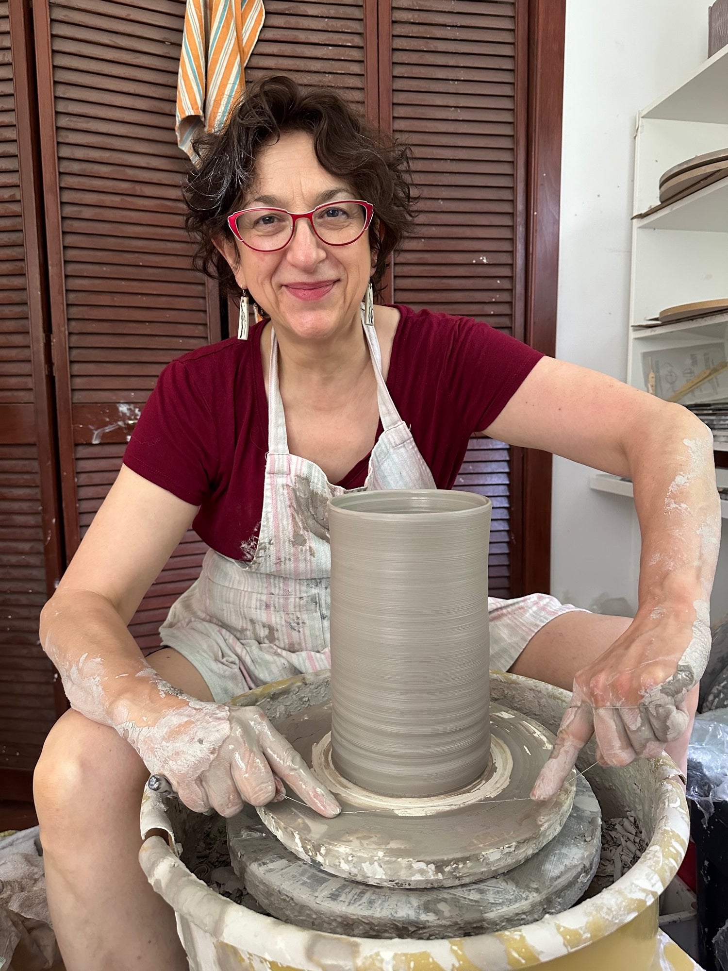 Coralie Huckel sur son tour de poterie dans son atelier en Estrie