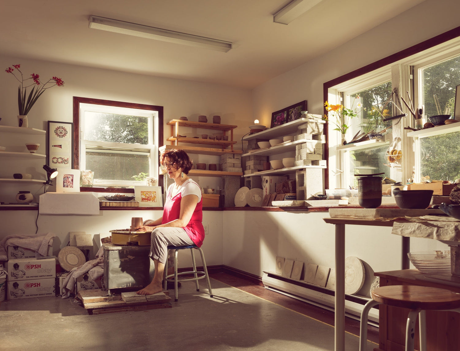 Coralie Huckel dans son atelier de poterie en Estrie