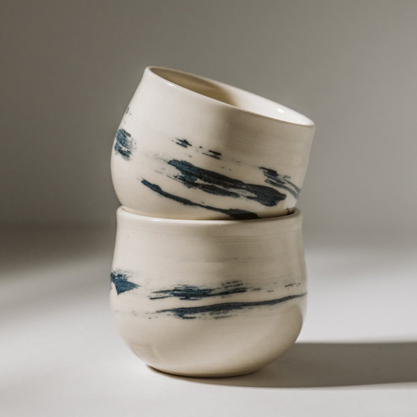 Tasse à thé en porcelaine. Collection Fudé créées par Coralie Huckel, céramiste en Estrie