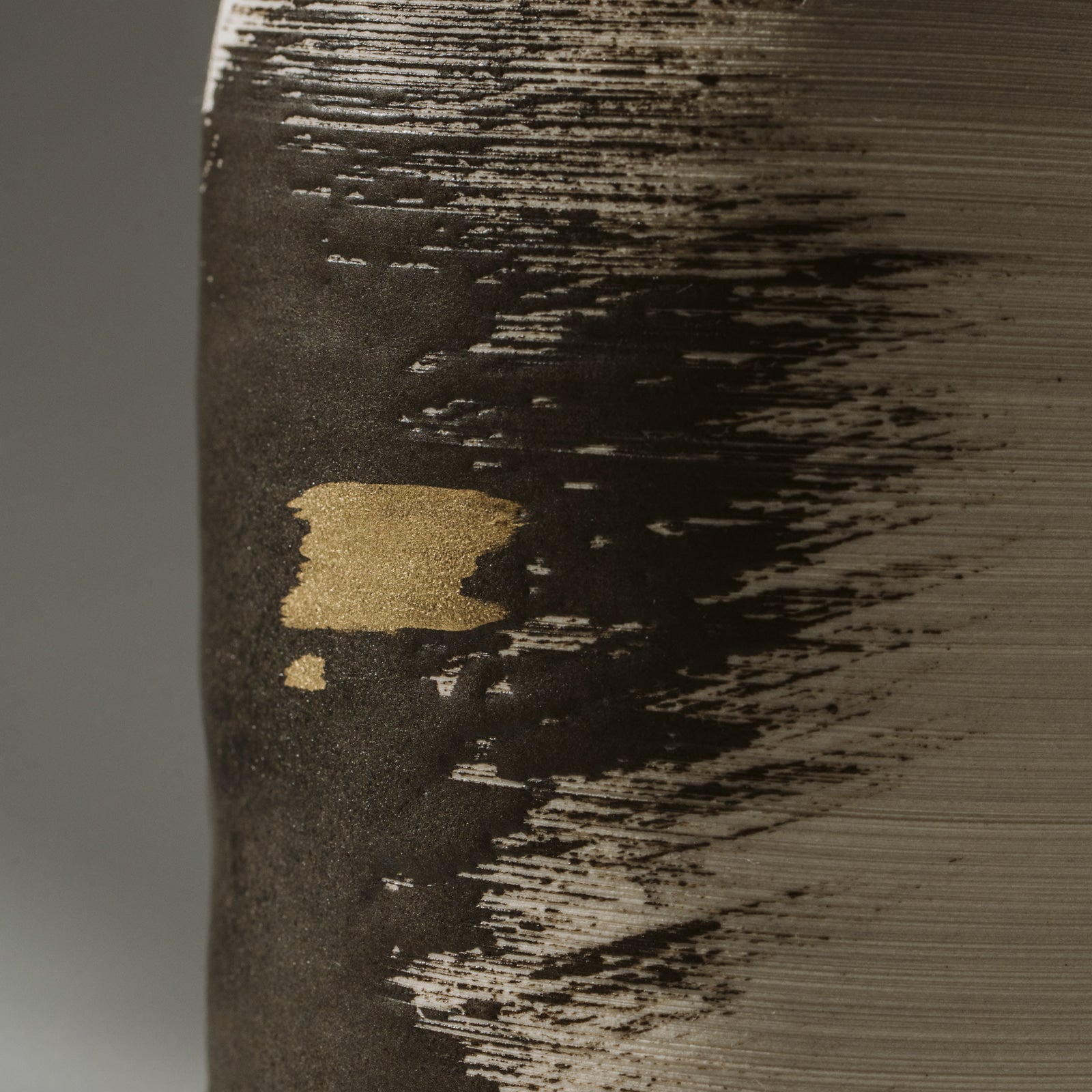 Grand vase en porcelaine avec touches d'or 24K. Créé par Coralie Huckel, artiste céramiste en Estrie