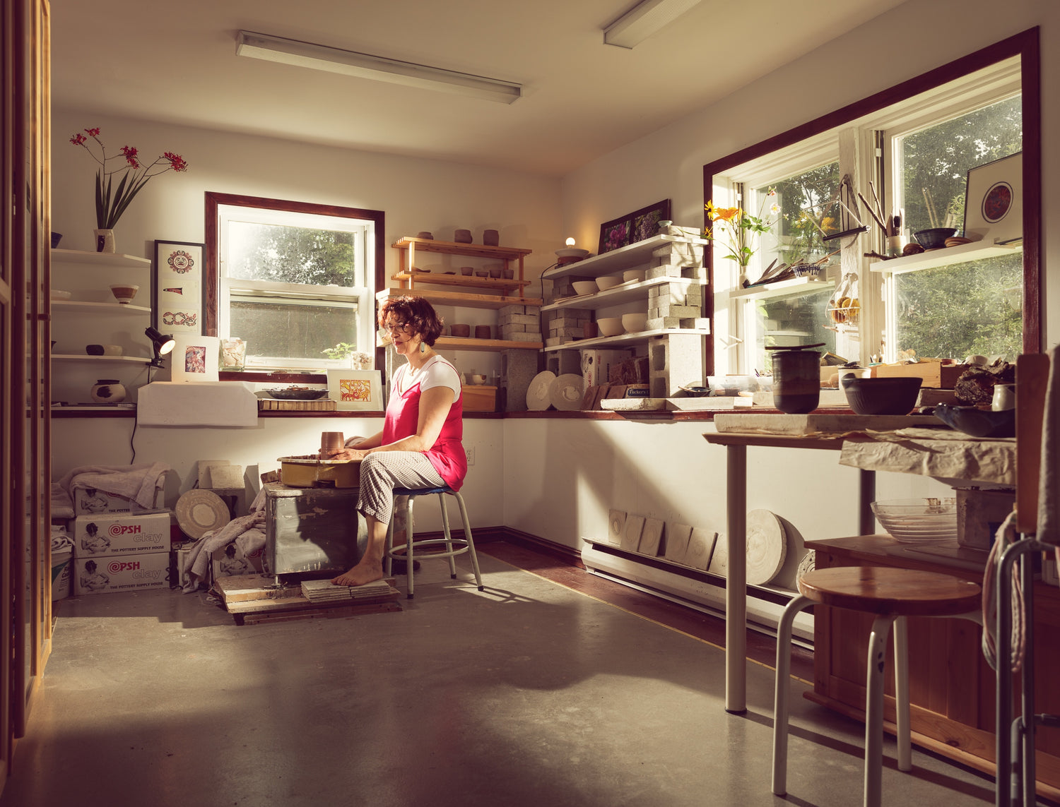 Coralie Huckel dans son atelier de poterie en Estrie